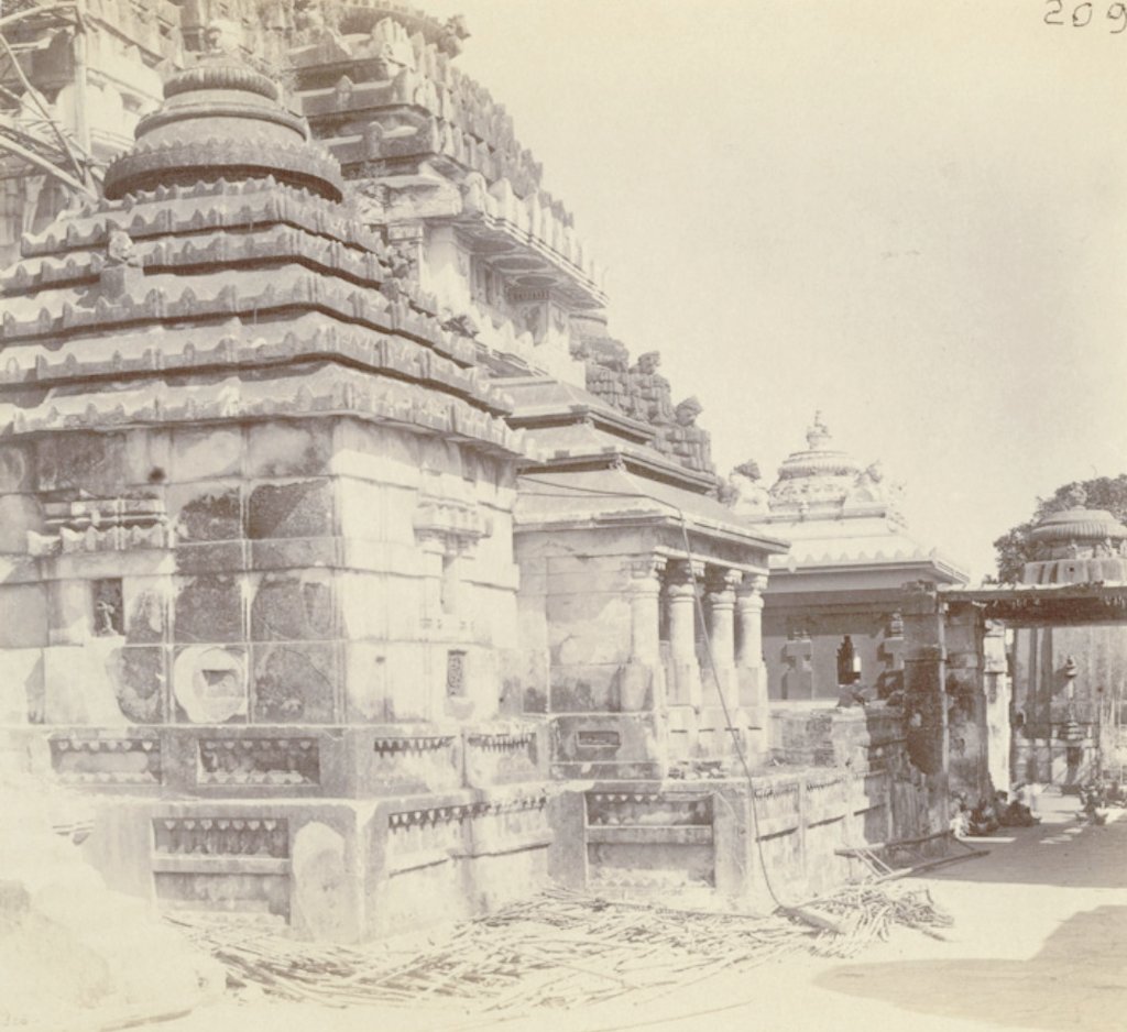 The temple faces east and is built of sandstone and laterite. It is built in the Deula style with four components; vimana (structure containing the sanctum), jagamohana (assembly hall), nata-mandapa (festival hall) and bhoga-mandapa (hall of offerings).