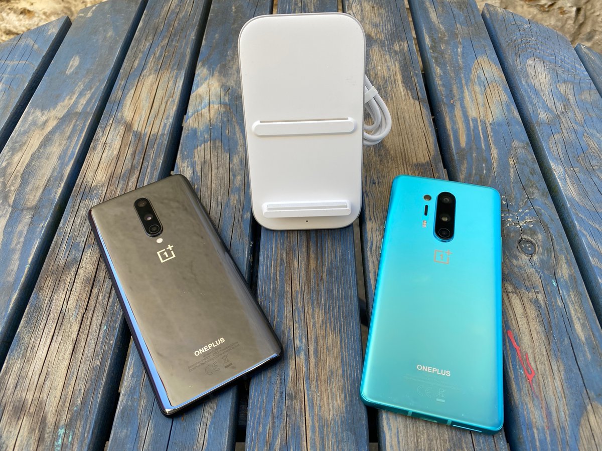 Melinda_DS's tweet photo. La série #OnePlus8 au grand complet avec la station de recharge par induction uniquement valable pour le #OnePlus8Pro. Son petit frère n'y a pas le droit. #TechLCI https://t.co/ugDr42FDnu