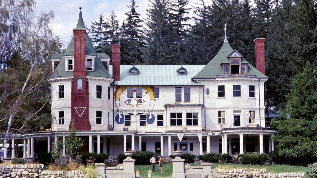 The two psychologists moved their experiments to a 64 room mansion in Millbrook, New York where they held meditation retreats and yoga classes. The estate became a hot spot for famous artists and musicians. However, Leary’s fight with the establishment was far from over.