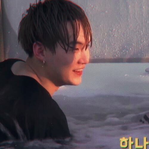 yoongi and his wet hair -- a thread