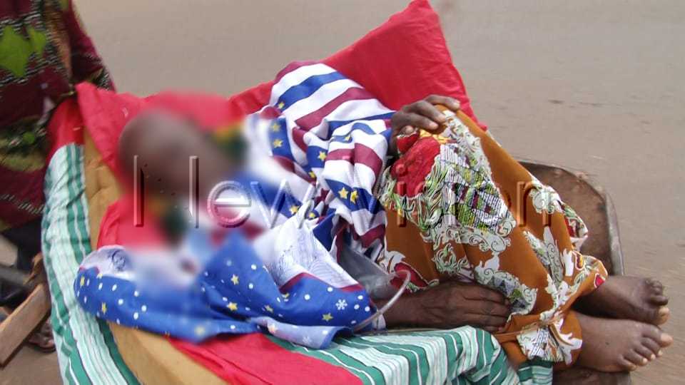 newvisionwire's tweet photo. Stanley Muganga, a resident of Makerere Kavule has ridden his sister on a wheelbarrow to the Kawempe Referral Hospital.

Muganga says ambulances had been asking for a lot of money for hire &amp; also claimed that other ambulances were just driving past him. 

📸: Reginah Nalunga https://t.co/JALDAK089A