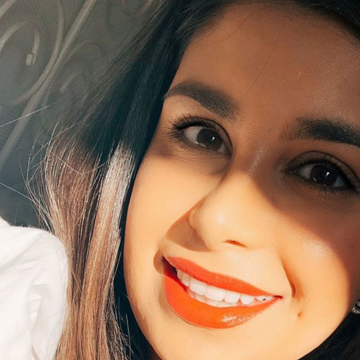 InvisalignKSA's tweet photo. انظري إلى انيتا اللطيفة التي تضيئ لنا صفحتنا.🤩
هل كنت تعلمين ان الإبتسامة تحسن من مزاجك؟ 🥰 اذا كنت في الحجر المنزلي مع أحبائك، حاولي أن تبقيهم مبتسمين. لم لا تجربين بعض العاب الطاولة القديمة قد خزنتيها في مخزنك او متابعة مارثون من الأفلام القديمة والرائعة سوياً.🎬 #Invisalign https://t.co/fzfIoWWVND