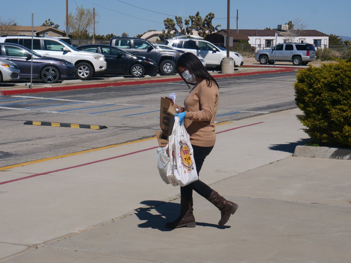 SnowlineJUSD's tweet photo. After a long weekend, we are pleased to announce our #free Grab-and-Go meals for students is back! Stop by any of these school sites, 10am-12pm, to receive a bag (@WrightwoodElem, Pinon Hills, Serrano, Baldy Mesa, or @VistaVerdeASES) for students 18 &amp; under.

#WeAreSnowline https://t.co/pJfD1uZx1X