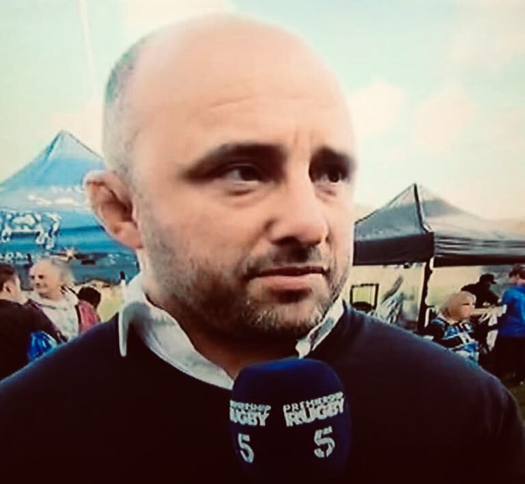 MichelleGale20's tweet photo. @davidflatman Hi Dave I’d like your permission to use this image in a book I’m writing. Would I also need permission for BT/channel 5. On your shoulder is my sister eating a foot long hotdog! The book will be called Shenanigans its about funny situations we get ourselves into. Xx https://t.co/pKXYzle0RB