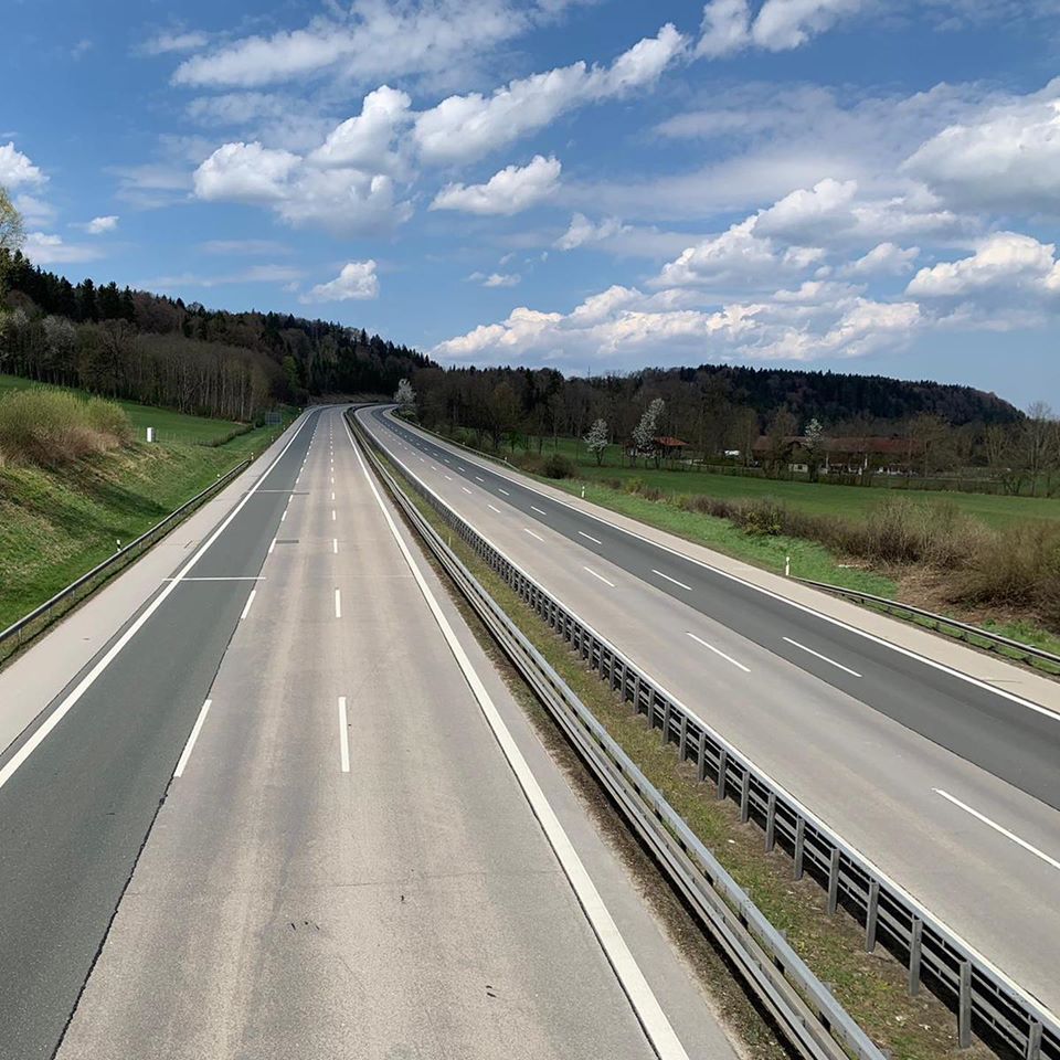 FlorianLintz's tweet photo. Ostersonntag 2020 am Mittag #A8 Richtung #München und Richtung #Salzburg das gleiche Bild am #Irschenberg.
Könnt stolz auf euch sein, ihr Nicht-Autofahrer und Nicht-Motorradfahrer! #ostern2020 #wirbleibenzuhause #miesbach #stayathome #germanautobahn https://t.co/Gs129IXX8s