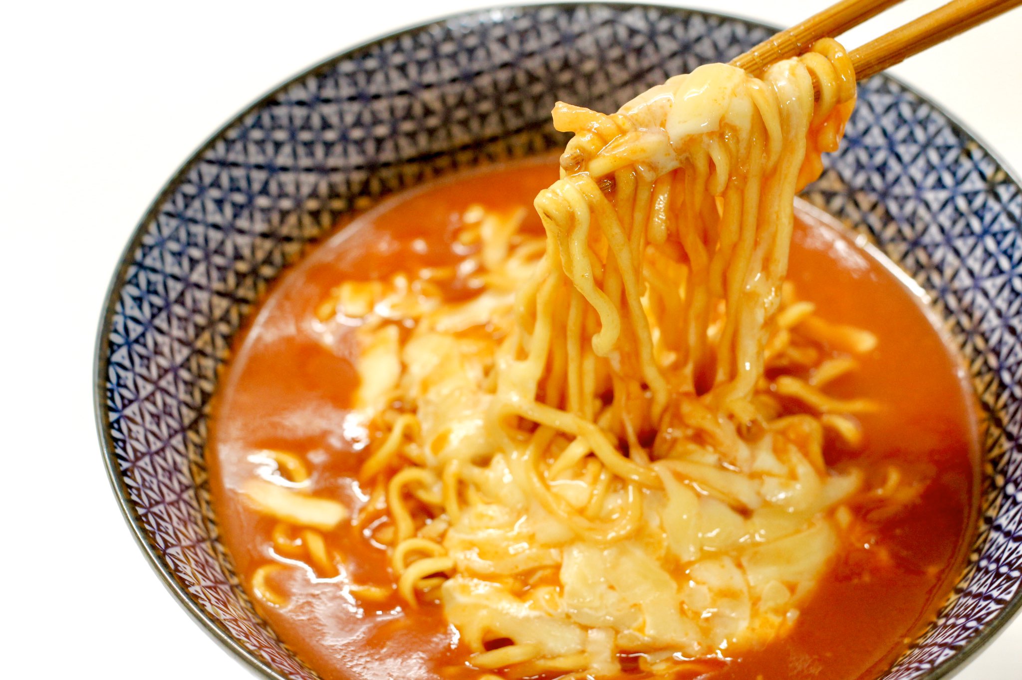 ぼく いらすと料理家 あのお店の味に近いです チーズとろける うま辛トマトラーメン 鍋に材料を入れる マルちゃん正麺 醤油味1袋 水150cc トマトジュース400 にんにくすりおろし小さじ1 ５ 6分茹でて器に盛り 中央にピザ用