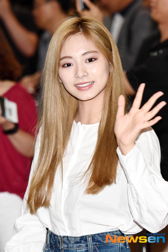 Chou Tzuyu as Lunafreya Nox Fleuret