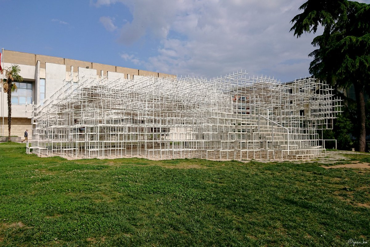 やすこ Yasu Ko コロナで気が滅入るからみんなの写真で旅行しょうぜ アルバニアの首都ティラナ 独裁者エンヴェル ホッジャによって支配されていた国 1枚目はその独裁者が亡くなり造られた博物館だが 現在は廃墟となっているのが国民からどう思われてい