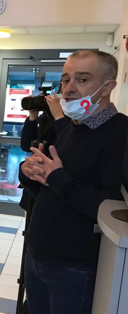 laroulotte49's tweet photo. Réserve #pédagogique pour le capitaine de frégate sur le #Triomphant 😂😂😂Quant au masque anti postillons, heureusement que vous avez gardé vos distances face au monsieur qui le porte sur le menton 😳😳😳
@choletagglo
#Covid_19fr
#confinementjour29 https://t.co/XNdCev9hp2