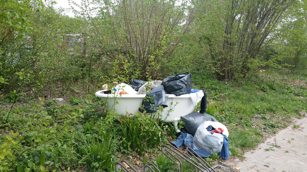 Verwardheid als gevolg van de coronacrisis?? Daardoor de weg naar de stort niet kunnen vinden? Of is het gewoon een aso die deze rotzooi heeft neergegooid bij het volkstuincomplex aan de Noord-IJsseldijk in #IJsselstein ? Een badkuip met zakken kleren er in..??? <a href="/gem_ijsselstein/">Gemeente IJsselstein</a>