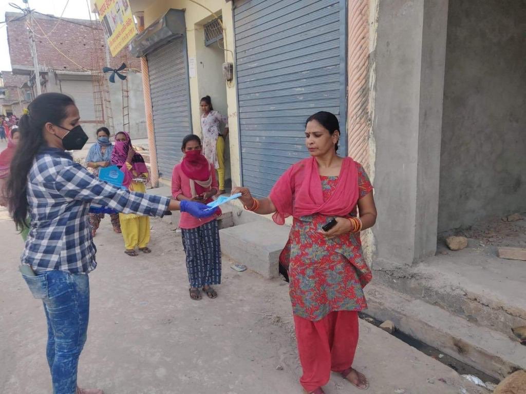 ONGC_SBA's tweet photo. Employees of Energy Maharatna #ONGC in Delhi continued distributing dry ration to the poor and needy, in close association with Delhi Police in Vasant Kunj and Sangam Vihar areas of South Delhi during Lockdown, maintaining #SocialDistancing. #ProudToBeAnONGCian, #AarogyaSetu https://t.co/LL6g9KKWGI