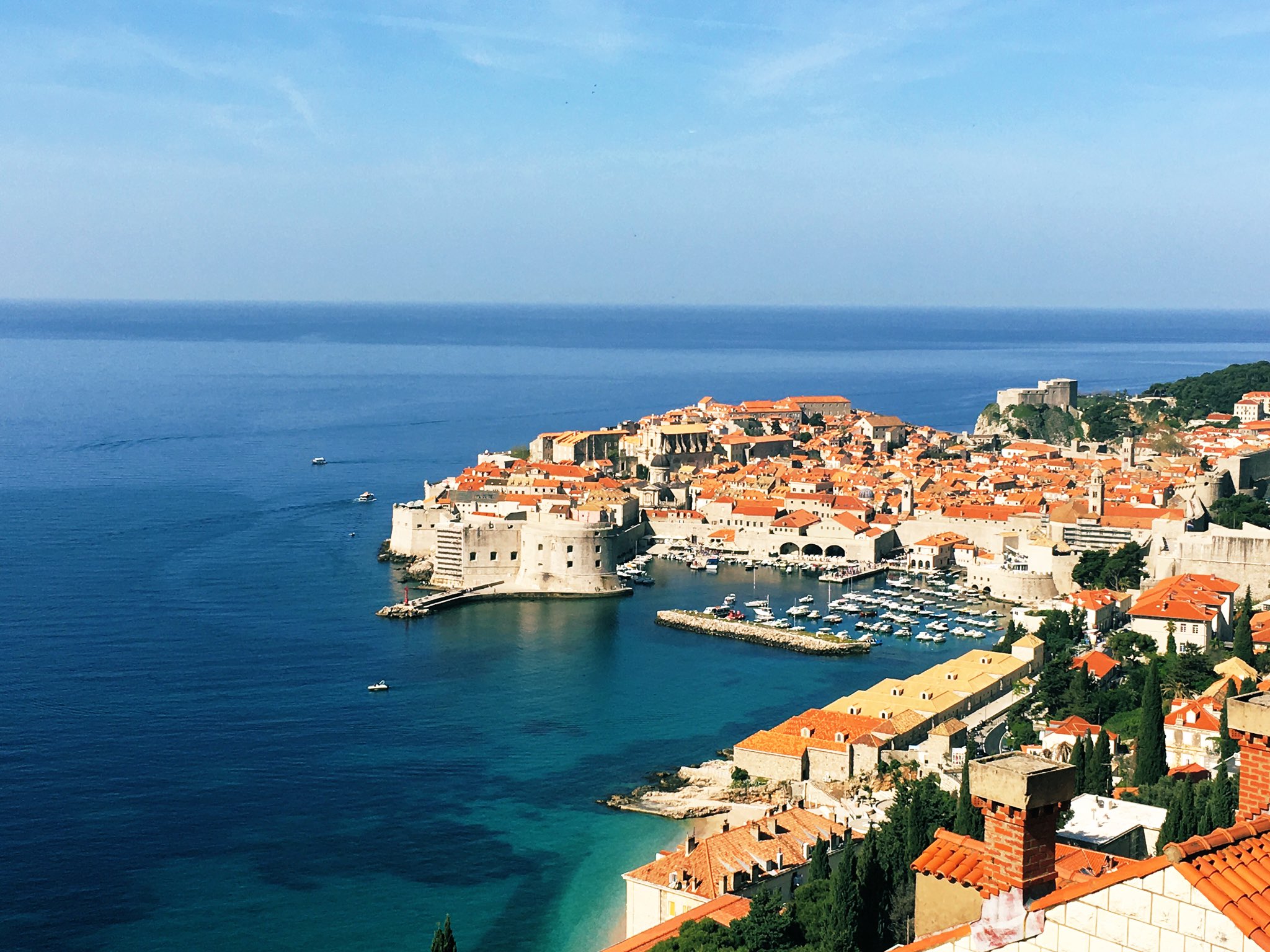 チェイントラベラーズ 4月15日水曜23時からbs Tbsでチェイントラベラーズの第7 Amp 8話の再放送があります 出会った旅人を乗り継ぐ自由気ままな世界旅行 東欧の美しい 街並みを巡ります お楽しみに ヨーロッパ 東欧 クロアチア ドブロブニク