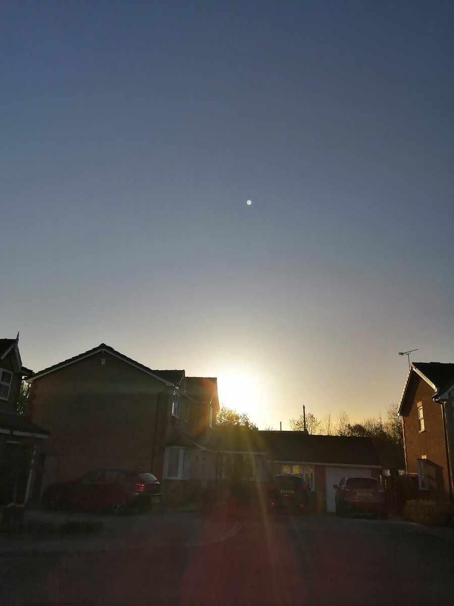 Equalrich's tweet photo. Sunrise in Sherburn #AnotherDay #AnotherGift https://t.co/exAvhUzgqN