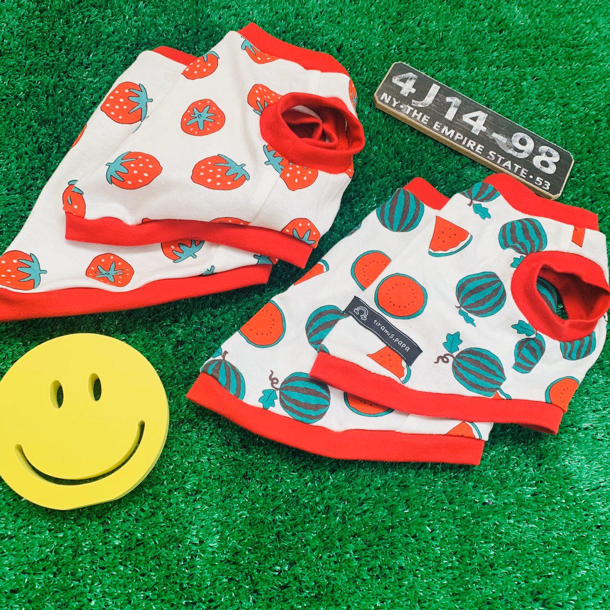 TiramisP's tweet photo. こんばんは✨
tiramis.papaに新しくペット服が出来ましたのでご紹介します😁

苺の柄と、スイカの柄のペット服です☺︎
サイズは
SS、S、M、L、ダックス用S、ダックス用Mがあります。
サイズの調整などはいつでもご相談下さいね🎶
baseで購入できます🐾

色々流行ってますが体調にお気をつけ下さいね🙇🏻‍♀️ https://t.co/w0oic7Bvc9