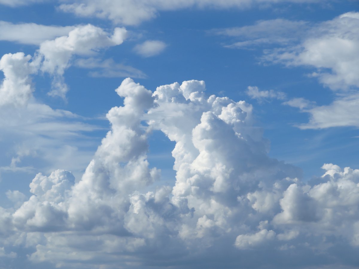 荒木健太郎 雲友のみなさまへ Web会議などで使える雲 壁紙100枚をご用意しました 後光がさして神々しい感じになったり 雲の上の人感が溢れる雰囲気になるものなど 色々あります ぜひお気に入りの雲 や空を見つけてご活用ください みなさまが充実した雲