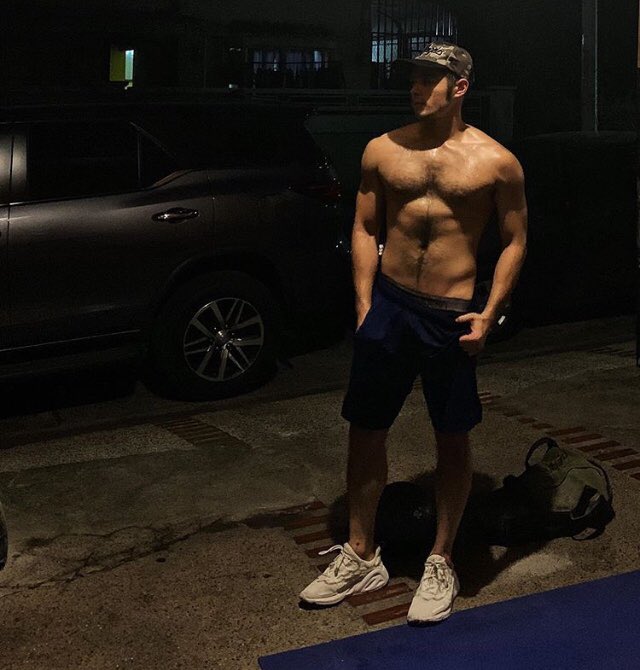 mart_drosario's tweet photo. Night workout 💦 #getripped https://t.co/W70GCnw1Fq