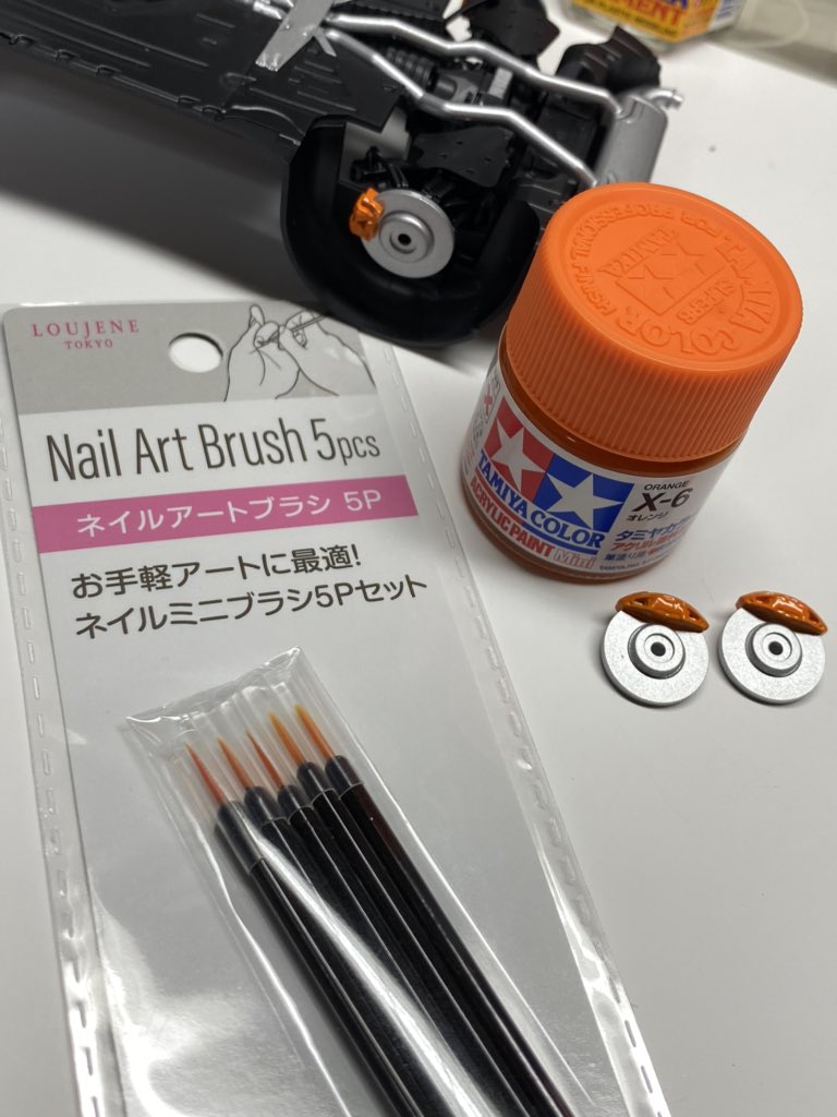 みね 減量中 キャリパーの塗装に使ったのは セリアで売ってたネイル用の細いブラシ ネイル売り場でおばちゃんにガン見されながら選んだ1品です 笑 5本もあるし筆悪くなれば使い捨てでもええか と思ったけど ちゃんと洗えば中々使えそう