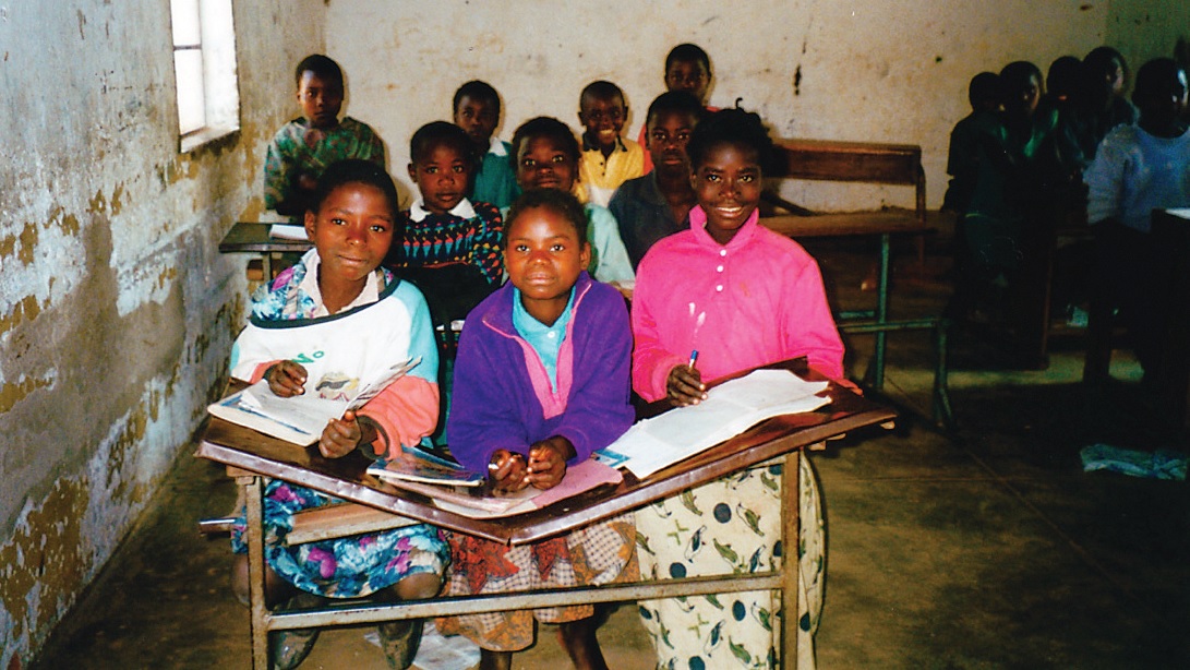 Vandaag is een gedenkwaardige dag. Imena Foundation bestaat 15 jaar! Vele dromen zijn werkelijkheid geworden. We zijn dankbaar voor de partners, de donateurs, de vrijwilligers, het bestuur en de werkvloer. We gaan door met het helpen van diegenen in extreme armoede #jubileum