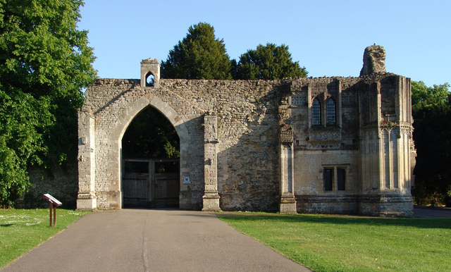 Otherwise, all that survives of the 10th wealthiest house in England is its gatehouse (looking sorry as part of it carted off by WillaCrom to Hitchingbrook), the massive public hospitium (now parish church of St Thomas) and parts of the N perimeter wall (streetview will suffice)