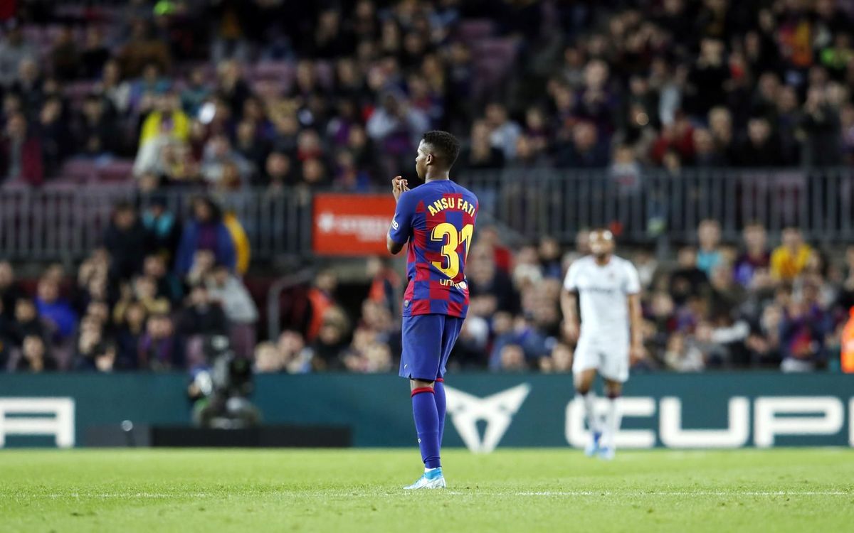 Barcelona-Levante 2-1. Συνέχεια στο αήττητο του Camp Nou αυτή τη φορά με πρωταγωνιστή ένα 17χρονο αγόρι. Remember the name. O Ansu Fati πέτυχε το πρώτο του brace από ισάριθμες ασίστ του Messi. Στην εικόνα δέχεται θερμό χειροκρότημα τη στιγμή της αλλαγής του.