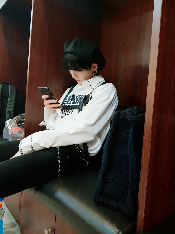 𝑯𝒚𝒖𝒏𝒋𝒐𝒐𝒏- lets you sit on his lap when on public transport- french kisses - always agrees on watching your fav show but in the end falls asleep while cuddling you