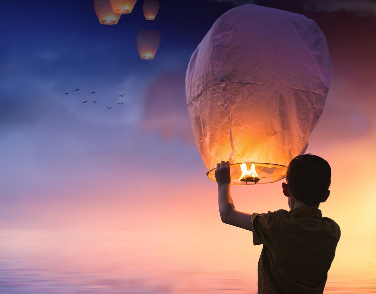SYFR's tweet photo. We've heard that people are being asked to buy sky lanterns and set them off, in support of our amazing carers. 

PLEASE DO NOT DO THIS! ⚠️

These lanterns could cause a significant fire. A better, safer way to show your support is to simply stay at home!

#StayHomeSaveLives https://t.co/xbMfgEOgJH