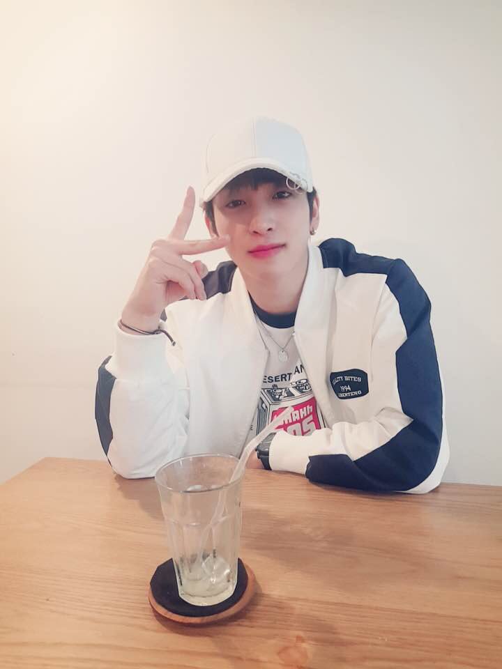 𝑺𝒂𝒏𝒈𝒚𝒆𝒐𝒏- holds your hand while driving- cups your face while kissing- loves to talk about your common future