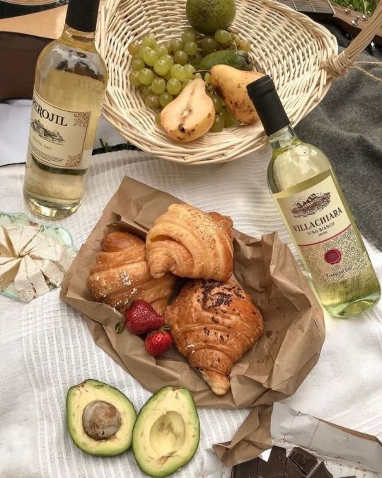 softparisian's tweet photo. post quarantine picnic date https://t.co/xIxtjLQ23w