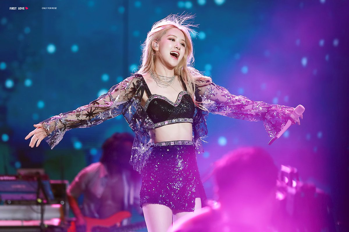 4. rosé in coachella 1  @ygofficialblink