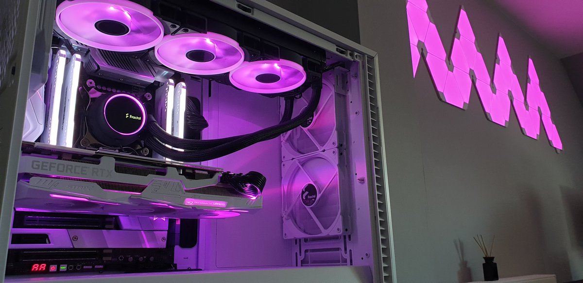 tinytomlogan's tweet photo. Playing around with levels and colours. The nanoleaf are hard to get to play nice with the camera! @ASUS_ROGUK @FractalJosh @FractalDesignNA https://t.co/4RGKOCB1IE