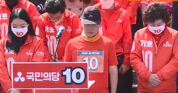 대구에 그 난리가 났을 때 유일하게 그 위험한 현장을 찾아가 자원봉사를 한 유일한 정치인이 안철수 꼴랑 하나뿐이고 이백명이 넘게 돌아가신 우한 폐렴 희생자들을 위해 애도의 묵념을 하는 정치인이 어떻게 꼴랑 안철수 하나일수가 있는 거냐? 대통령도 다른 정치인도 부끄럽다면 접시물에 코쳐박자