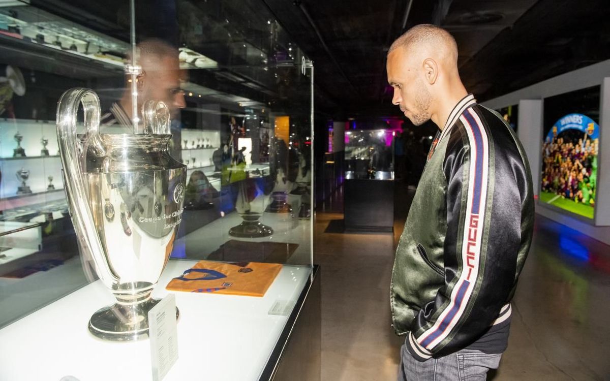 Η τελευταία μεταγραφή της Barca, o Δανός Braithwate κατά την επίσκεψή του στο μουσείο του Camp Nou. Στο πρόσωπό του βλέπεις το δέος και την προσήλωση που παρατηρεί τα εκθέματα του μουσείου όπως κάθε απλός επισκέπτης.