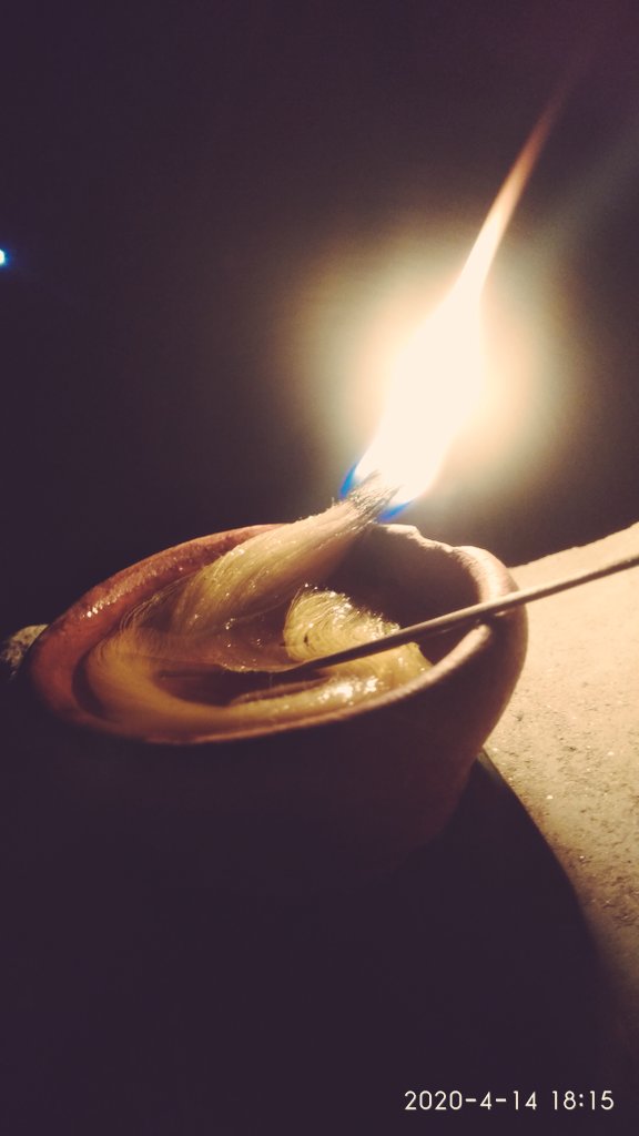 PranabKonchNew's tweet photo. অসমৰ মাননীয় মুখ্যমন্ত্ৰী ডাঙৰীয়াৰ আহ্বান প্ৰতি পূৰ্ণ সমর্থন জনাই বহাগৰ পহিলা দিনটোতে মোৰ নিজ ঘৰৰ পদূলিমুখত এই দৰে প্ৰজ্বলন কৰো।  ইয়াৰ যোগেদি সমগ্ৰ বিশ্ব যাতে সুখ, শান্তি আৰু সম্প্রীতি বাতাবৰণ কঢ়িয়াই আনে তাকে কামনা কৰিলো।
#LightDiya https://t.co/ARwDrPuraK