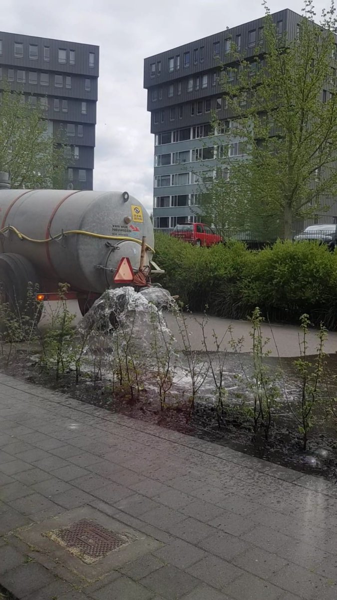 Lekker de straat wat water geven. <a href="/leidscherijnnws/">Leidsche-rijn.nieuws</a> <a href="/regleidscherijn/">Regio Leidsche Rijn</a> <a href="/GemeenteUtrecht/">Gemeente Utrecht</a> @GroenLinks030 #leidscherijn #utrecht