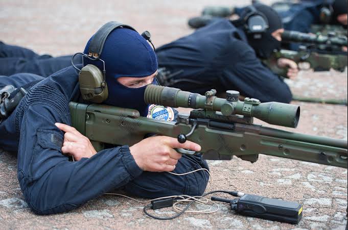 かみゅ Alitaarmy Jpn L96資料画像 全長は1180mmと長く大柄なので このライフルを持たせるときは細く小さく描かないよう注意が必用 ストックの上辺は頬骨に接する高さに肩付けする スコープと目の距離は10cm前後は離しておかないと射撃の反動で目を