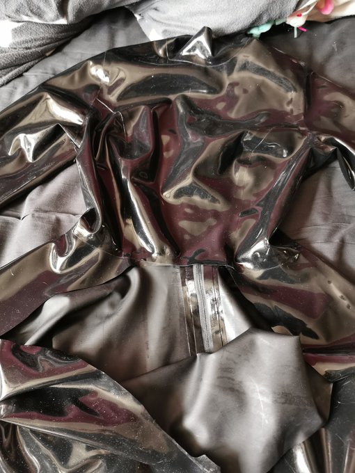 That feel when a beloved latex dress rips 😭 https://t.co/nQIygWK4AG<a href="/tag/bdsm"class="tags"><span>#bdsm</span></a><a href="/tag/latex"class="tags"><span>#latex</span></a><a href="/tag/gloves"class="tags"><span>#gloves</span></a><a href="/tag/feet"class="tags"><span>#feet</span></a><a href="/tag/fetish"class="tags"><span>#fetish</span></a><a href="/tag/bondage"class="tags"><span>#bondage</span></a>