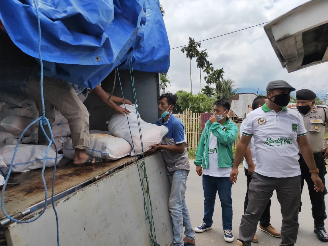 Marwan_Dasopang's tweet photo. Bantuan 1000 Paket Sembako @BNPB_Indonesia Dimuai dari Kabupaten Mandailing Natal.
@cakimiNOW @EmHasanuddin @FraksiPKB @DPP_PKB @CucunA44 @KangFathanNow
#LawanCoronaVirus #Bekerjasama #GotongRoyong #IndonesiaSehat #Sumut2 #Komisi8 #DaruratCovid19 https://t.co/KJ0tGL1OBP