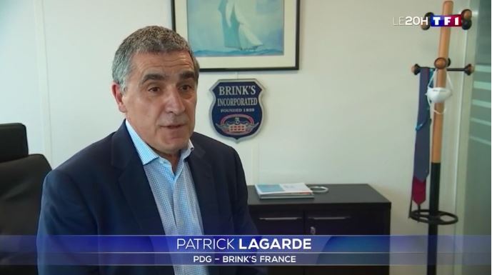 P.Lagarde, interviewé au 20h sur #TF1 le 10/04 «En réalité un billet va changer de main entre 4 et 5 fois sur un trimestre, alors qu’un caddie de supermarché ou terminal de #paiement va être manipulé plusieurs dizaines voire centaines de fois par jour» bit.ly/3a2l7tr
