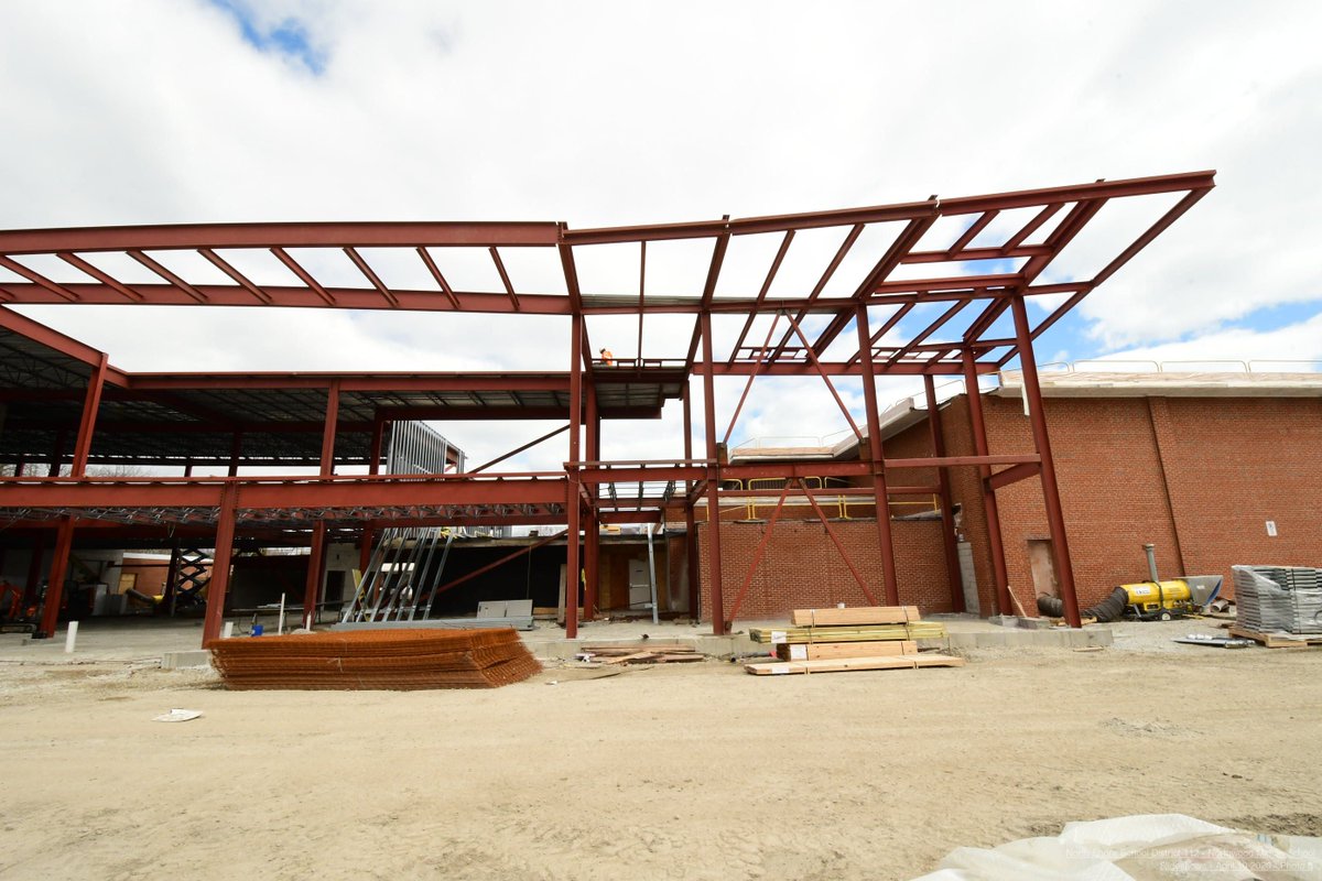 mikelubelfeld's tweet photo. Cool progress at Northwood Middle School using social distancing and safety practices. Thank you @GilbaneBuilding @GilbaneChicago @wightco for making our community dreams come to reality as we move @NSSD112 forward with modern learning environments #112Leads Images from 4/10/2020 https://t.co/V8nOcMexXl