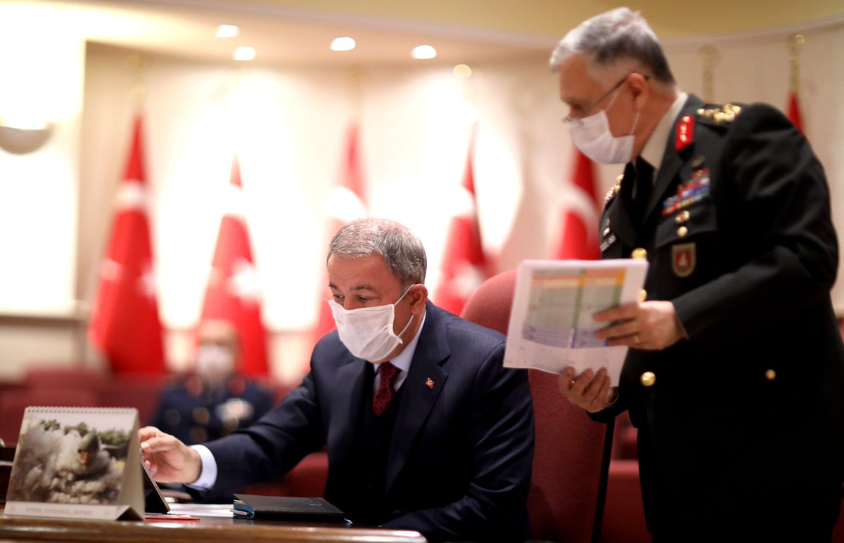 tcsavunma's tweet photo. Bakan Akar: "Koronavirüs’e karşı Nisan’da askere alınacak 53 bin yükümlü gencimizin silah altına alınmasının ertelenmesinin, Kasım 2019 celp döneminde silah altına alınanların da hizmet süresinin 1 ay uzatılmasının uygun olacağı değerlendirilmiştir."
https://t.co/EmfMfnqEzG https://t.co/kpURAFszq3