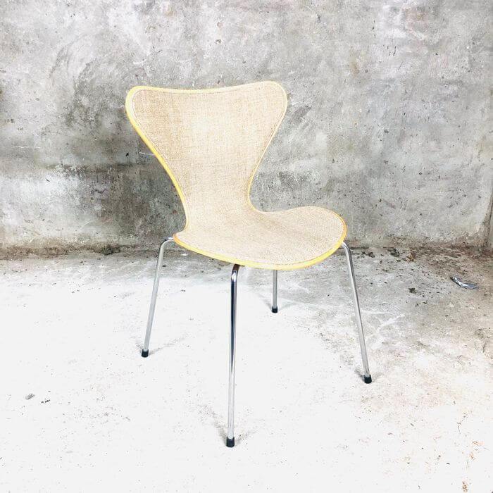 BureauBaantjer's tweet photo. De Fritz Hansen Vlinderstoel by Arne Jacobsen 1980 front upholstery https://t.co/7fNtJn0KNy https://t.co/o1rrQYeRG1