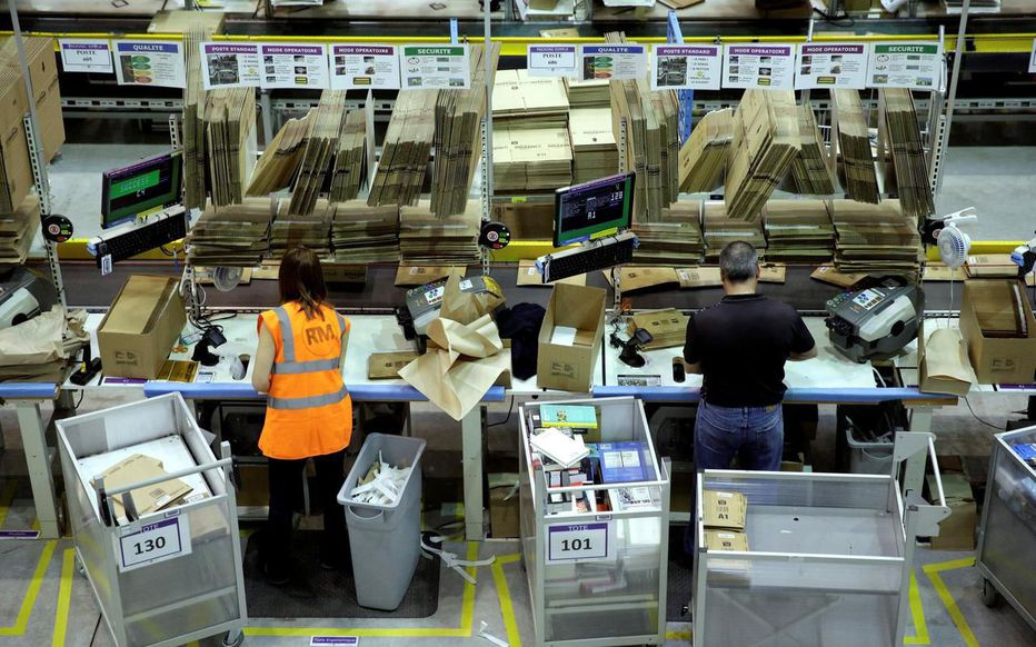 le_Parisien's tweet photo. Amazon est sommé par la justice française de ne livrer que les produits alimentaires, médicaux et d’hygiène. Et ce, pendant « une durée maximum d'un mois » qui pourra, si besoin, être allongée > 
https://t.co/kvPn135ZiV https://t.co/hRfjEnb0xX