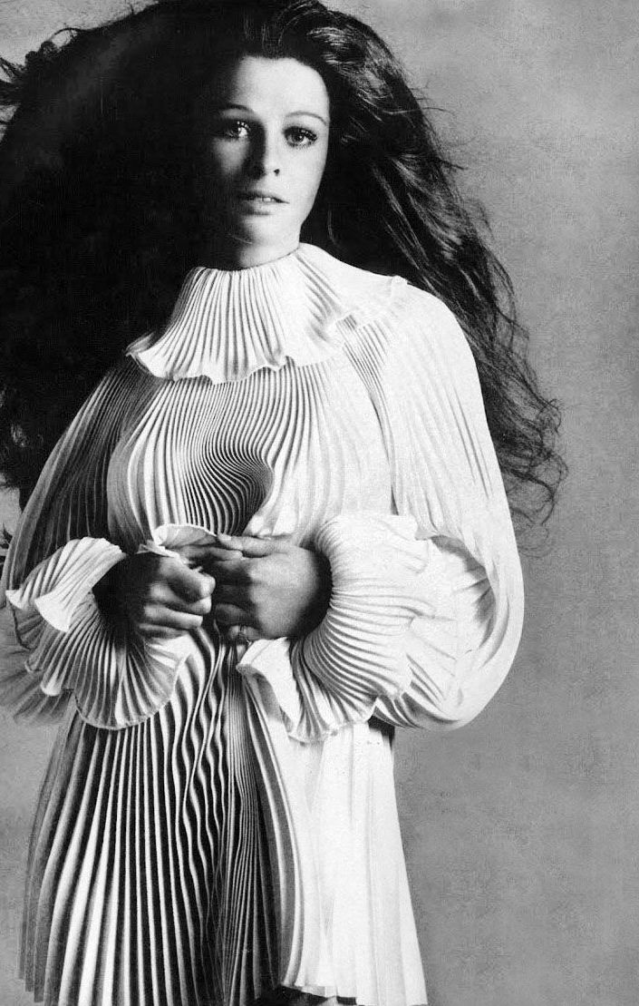 Happy birthday to the perennially fabulous Julie Christie

portraits by Richard Avedon 