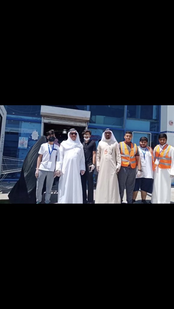 مختار منطقة العيون ملوح الحربي  في زيارة لسوق العيون المركزي حيث أبدى شكره لمجلس إدارة #جمعية_النسيم التعاونية على التنظيم وتوفير كافة الاحتياجات والتقى بمدير السوق السيد نايف السعيدي والإخوة المتطوعين