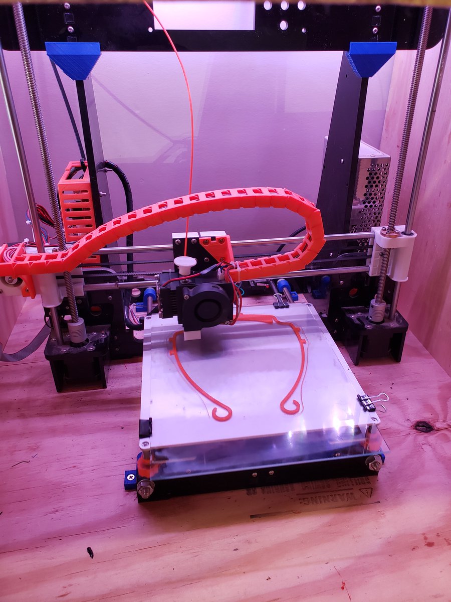 HINOTRUCKSUSA's tweet photo. Hino's Sr. Technical Manager, Jeff Wurster has been kicking out 3D printed face shields from his home to support the organization #3Dc19 to fight COVID-19.  Thank you to Jeff....today's #HinoHeroes   https://t.co/Lcwk1LqJaU https://t.co/pU33b3dHJc