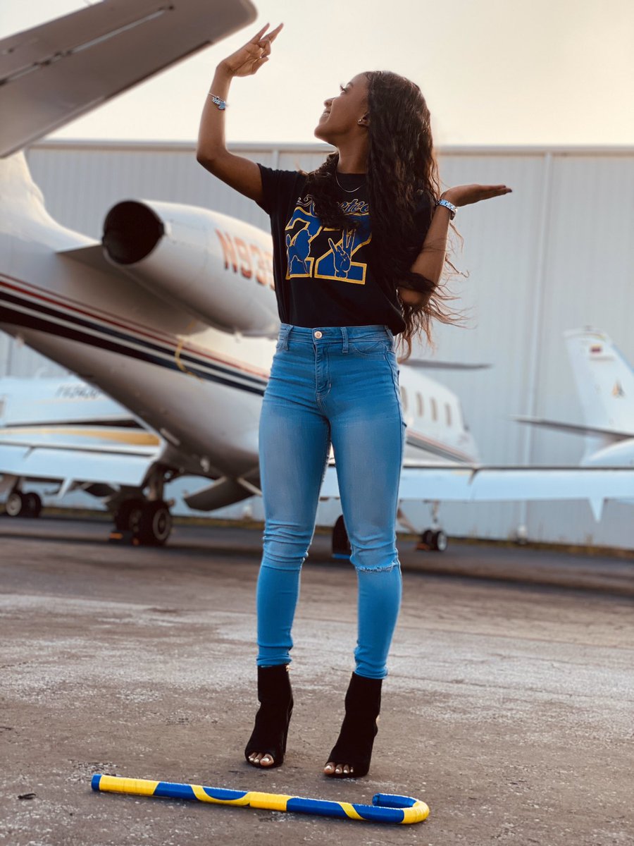 _EmpressK's tweet image. P.Y.T 💙💛🐩 #gxmade #Acec1ub #madeindade #prettypoodle #whenyouMADEbetteryoudobetter