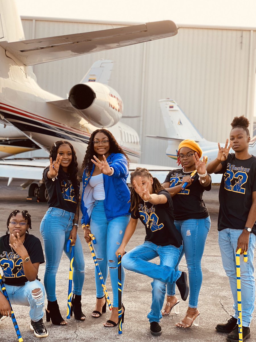 _EmpressK's tweet image. P.Y.T 💙💛🐩 #gxmade #Acec1ub #madeindade #prettypoodle #whenyouMADEbetteryoudobetter