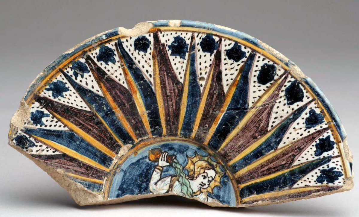 Il blog del Museo  #collezionemontelupo 
SARA' UN CASO? - I vasai montelupini nelle loro creazioni hanno qualche volta registrato le mode del tempo. Questo piccolo frammento sembra dirci che, anche in questo borgo, era arrivato il gioco dei tarocchi. 
museomontelupo.it/2020/04/14/sar…