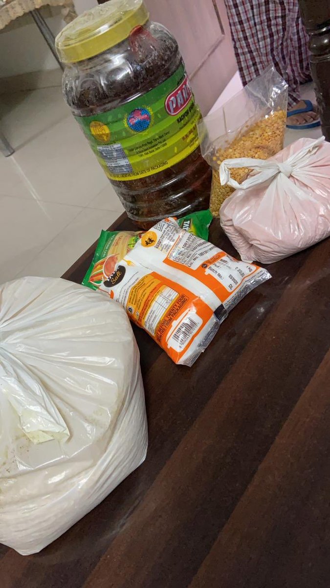 abbas_nighat's tweet image. निरंतर गरीब परिवारों की मदद जारी हे, कोई भूखा  ना रहे ये हम सबकी ज़िम्मेदारी है . कोई भी आपके पास गरीब दिखे उसकी मदद करके सरकार की और देश सेवा करके अपना योगदान दीजिए