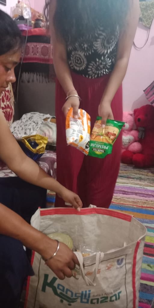 abbas_nighat's tweet image. निरंतर गरीब परिवारों की मदद जारी हे, कोई भूखा  ना रहे ये हम सबकी ज़िम्मेदारी है . कोई भी आपके पास गरीब दिखे उसकी मदद करके सरकार की और देश सेवा करके अपना योगदान दीजिए